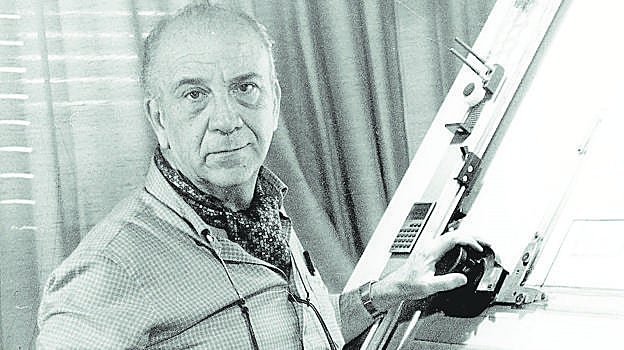 Rafael de La-Hoz Arderius, en su mesa de trabajo