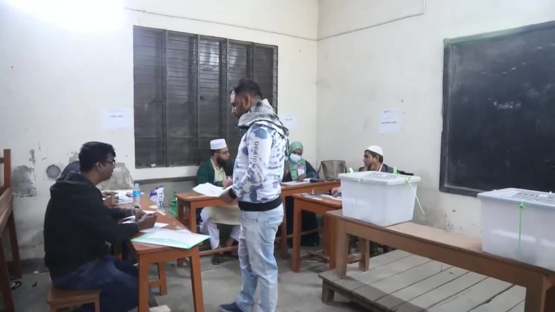 Bangladesh comienza a votar en unas elecciones generales boicoteadas