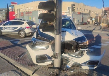 Tres niños que robaban un coche provocan un accidente al patrulla de la Policía que les seguía