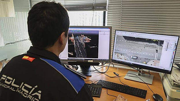 Uno de los agentes, ante un plano con la nueva tecnología y otro tradicional