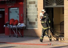 Los Bomberos sofocan un incendio en una vivienda de la  calle Francisco González 'Panchón'