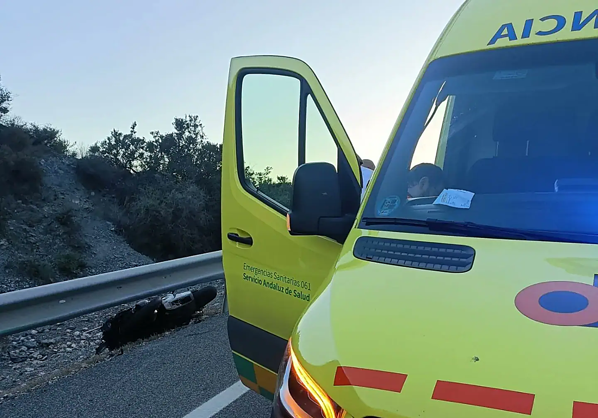 La moto accidentada, en imagen proporcionada por el servicio de emergencias 061