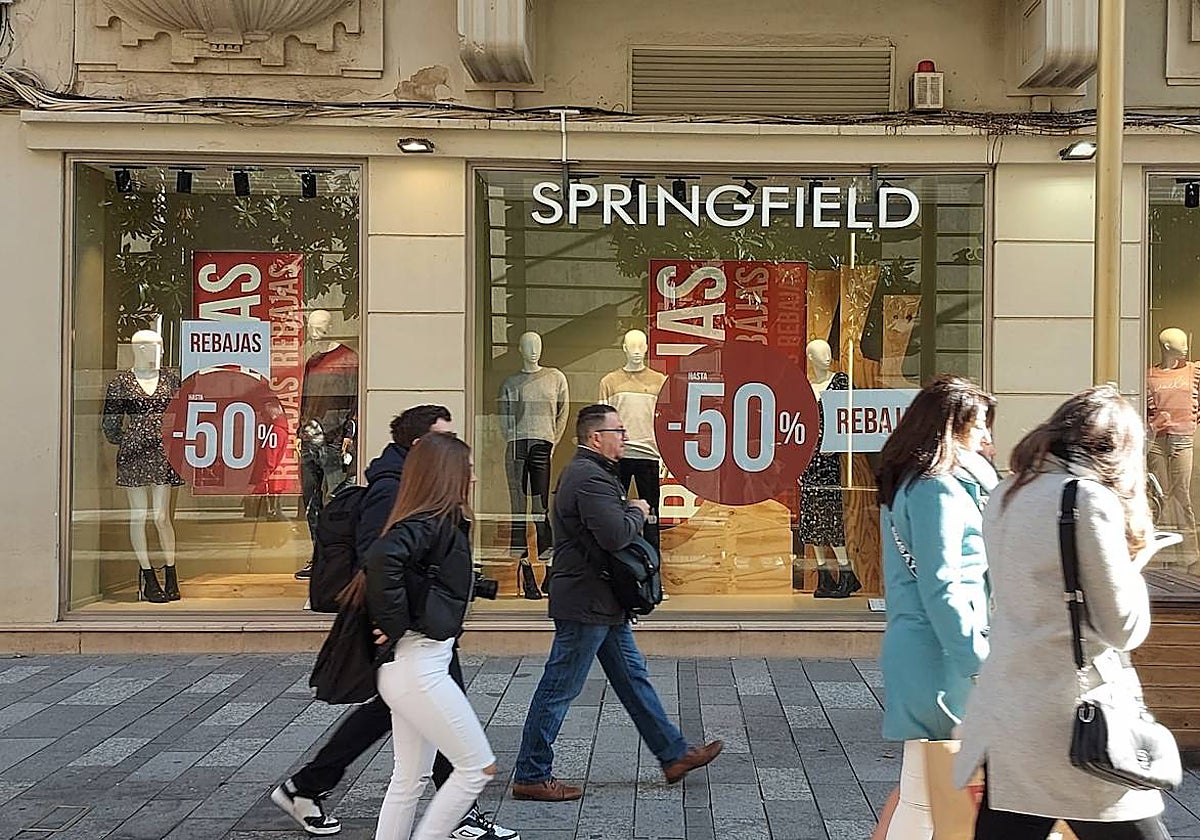 Escaparates que muestran las rebajas del centro de Córdoba este domingo 7 de enero