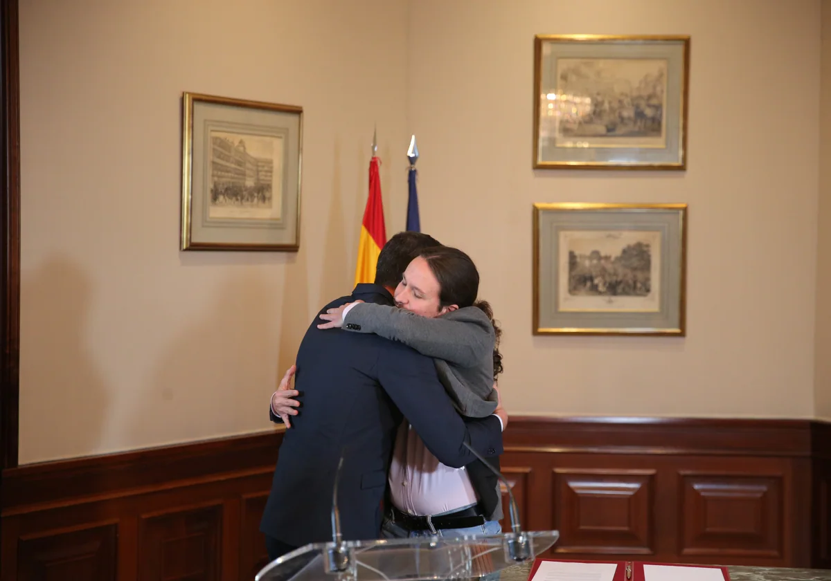El abrazo entre Pedro Sánchez y Pablo Iglesias en 2019, al firmar su acuerdo de gobierno