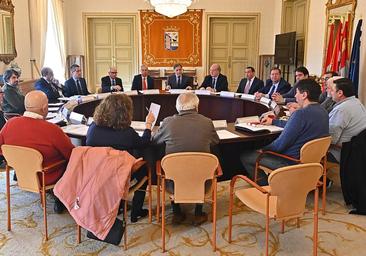 García Carbayo desoye a Puente y llama a «llenar la Plaza Mayor» en defensa de las conexiones ferroviarias de Salamanca