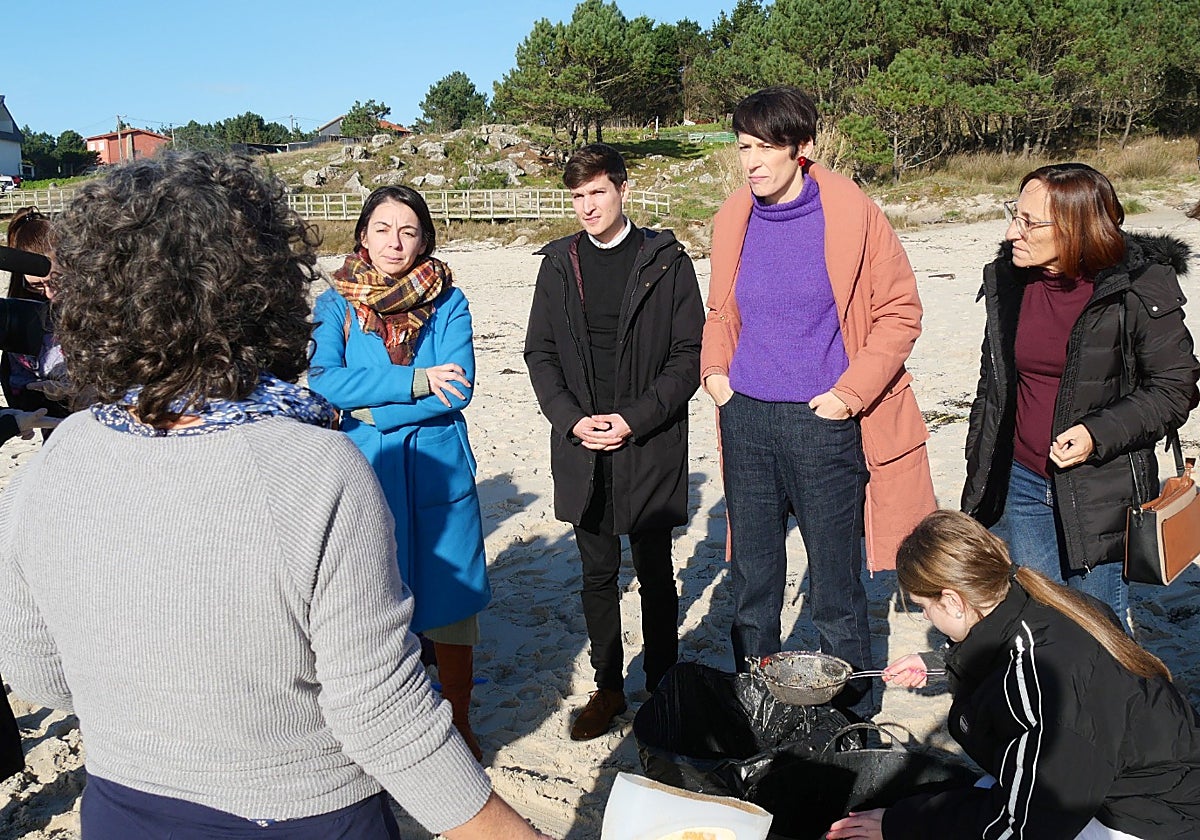 Ana Pontón (segunda por la derecha), candidata del BNG, el sábado en Rianxo (La Coruña)