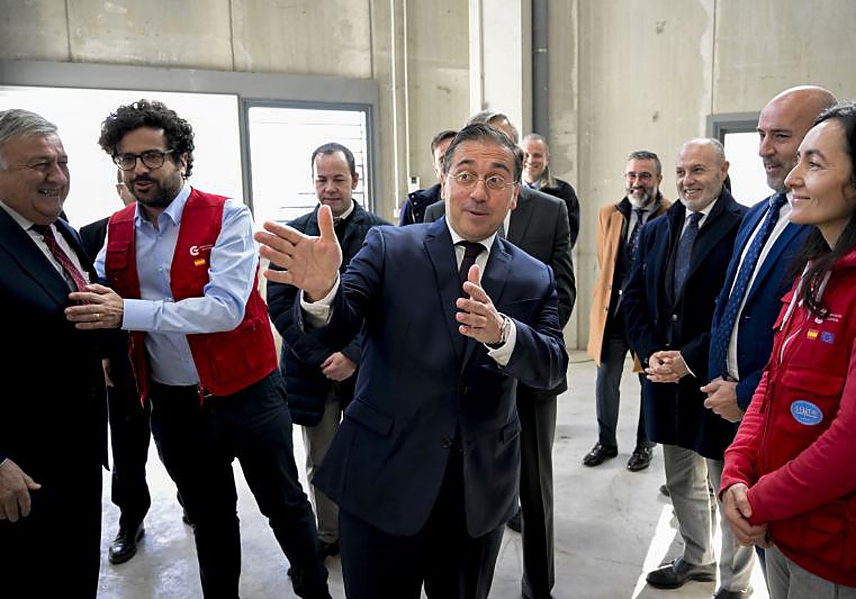 El ministro de Asuntos Exteriores, Unión Europea y Cooperación, José Manuel Albares, en una visita a Herencia (Ciudad Real)