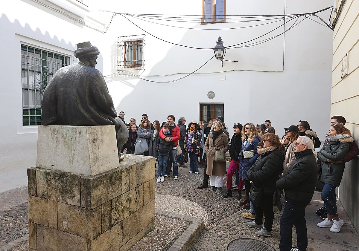 Un grupo de turistas ante el monumento a Maimónides en la calle Judíos