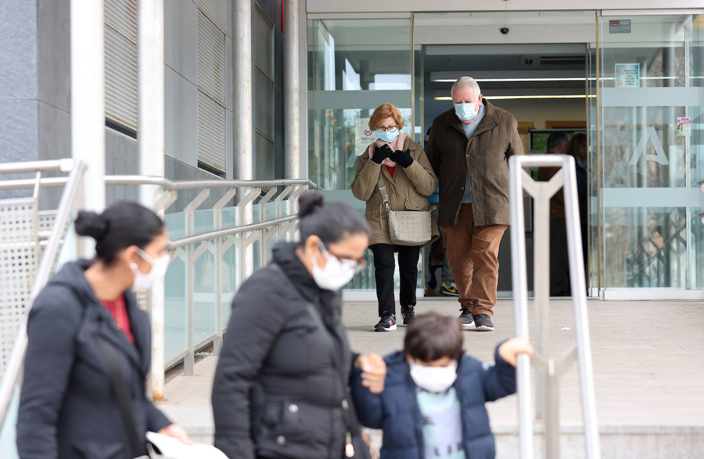 Fotos: las mascarillas se multiplican en Córdoba en pleno repunte de gripe, covid y catarros