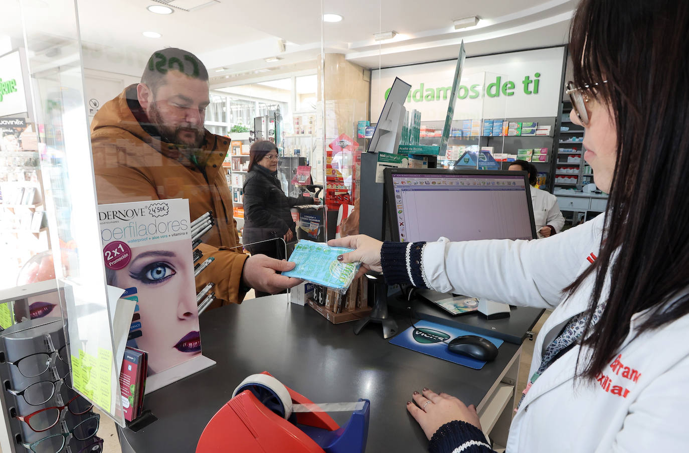 Fotos: las mascarillas se multiplican en Córdoba en pleno repunte de gripe, covid y catarros