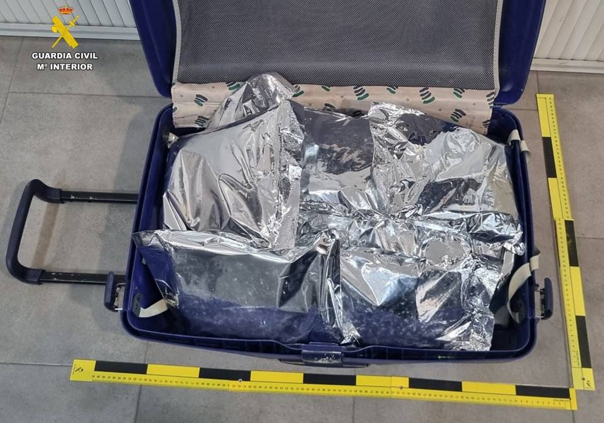 Imagen de la maleta con bolsas de metanfetamina intervenidas por la Guardia Civil