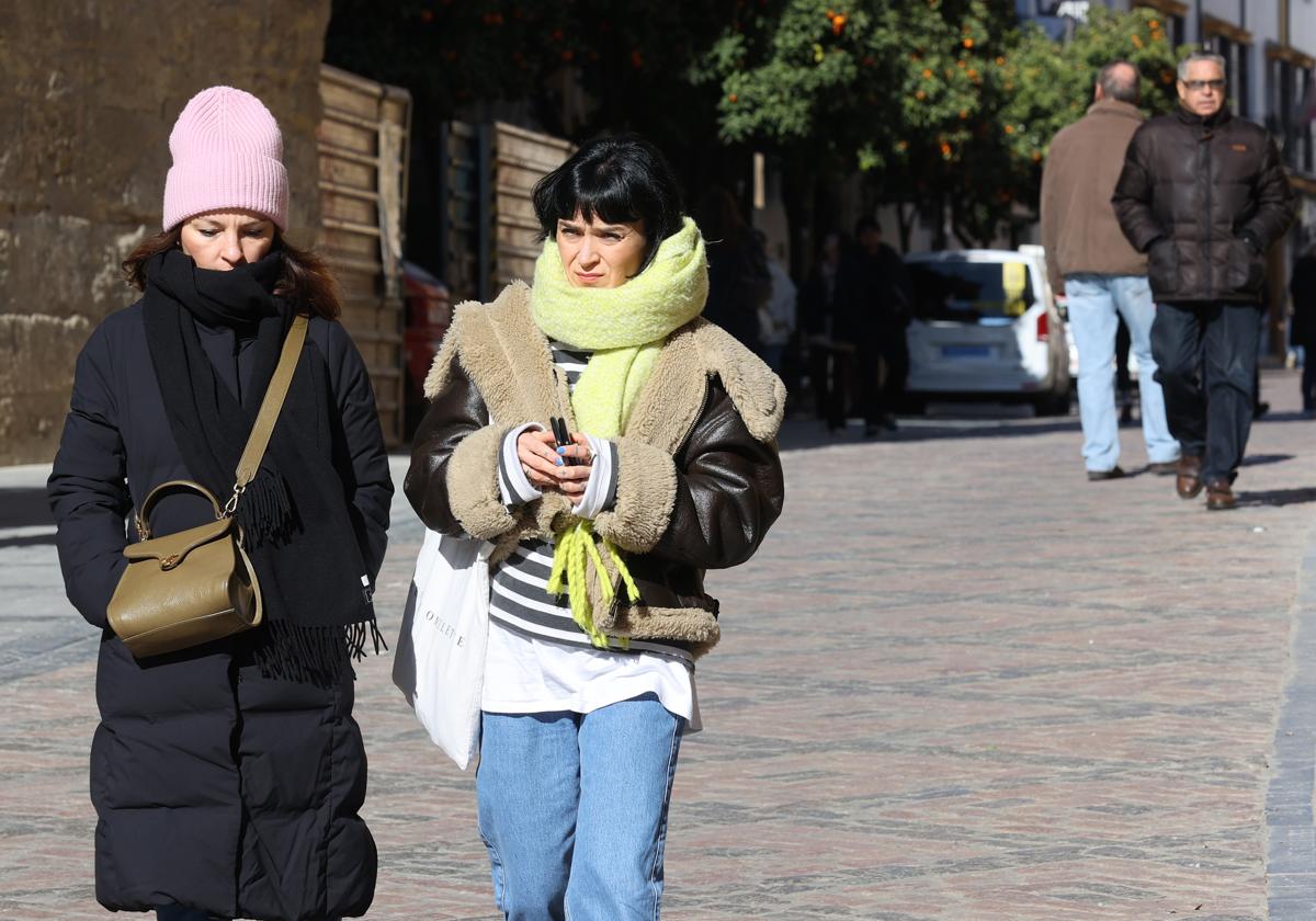 Dos mujeres paseando abrigadas por Córdoba