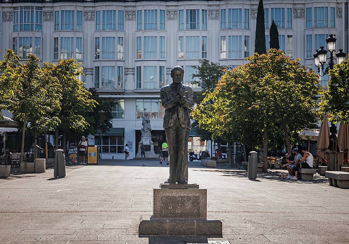 La estatua de Lorca, en mitad de la plaza arbolada de Santa Ana