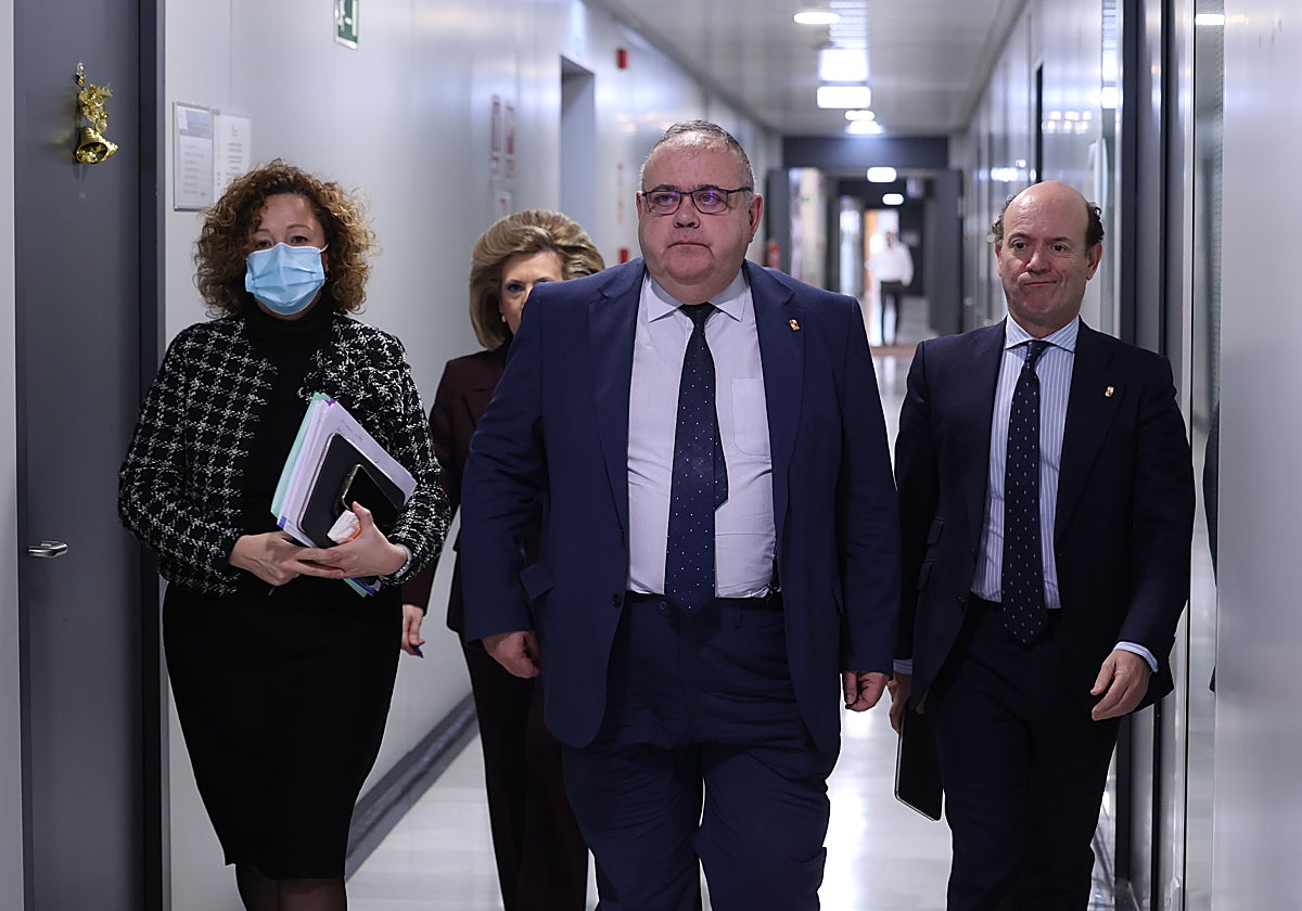 El consejero Alejandro Vázquez comparece con parte de su equipo tras el Consejo Interterritorial