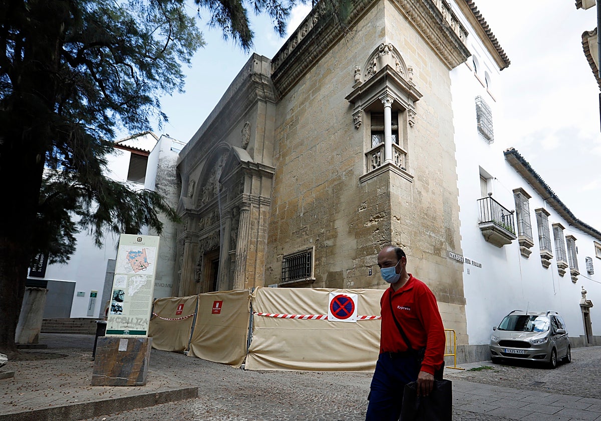 Esquina del palacio de los Páez de Castillejo en plena reforma de su portada plateresca