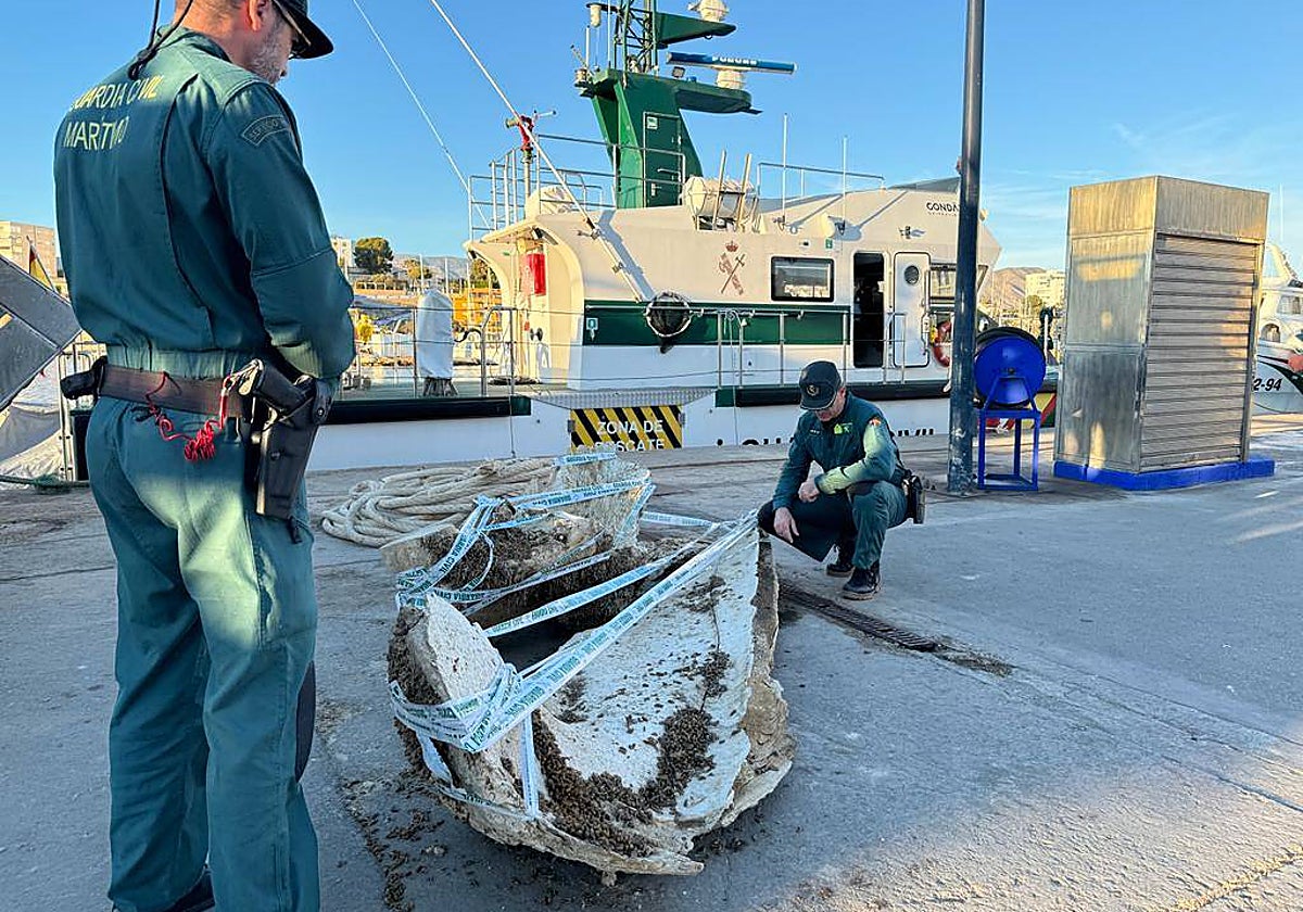 Imagen de los restos óseos de la mandíbula de una ballena hallados por la Guardia Civil