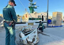 La Guardia Civil localiza los restos óseos de la mandíbula de una ballena en el puerto de Villajoyosa (Alicante)