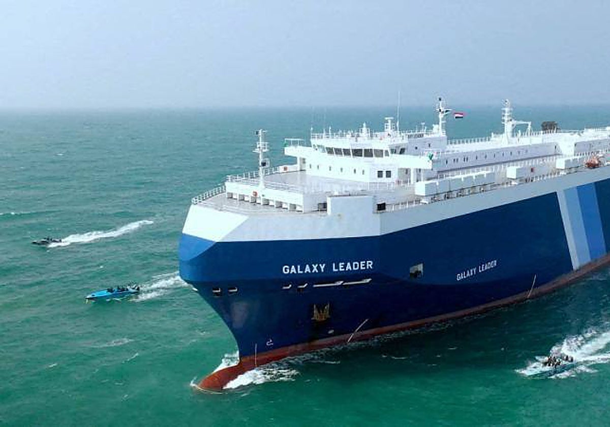 El carguero Galaxy Leader escoltado por barcos hutíes en el Mar Rojo