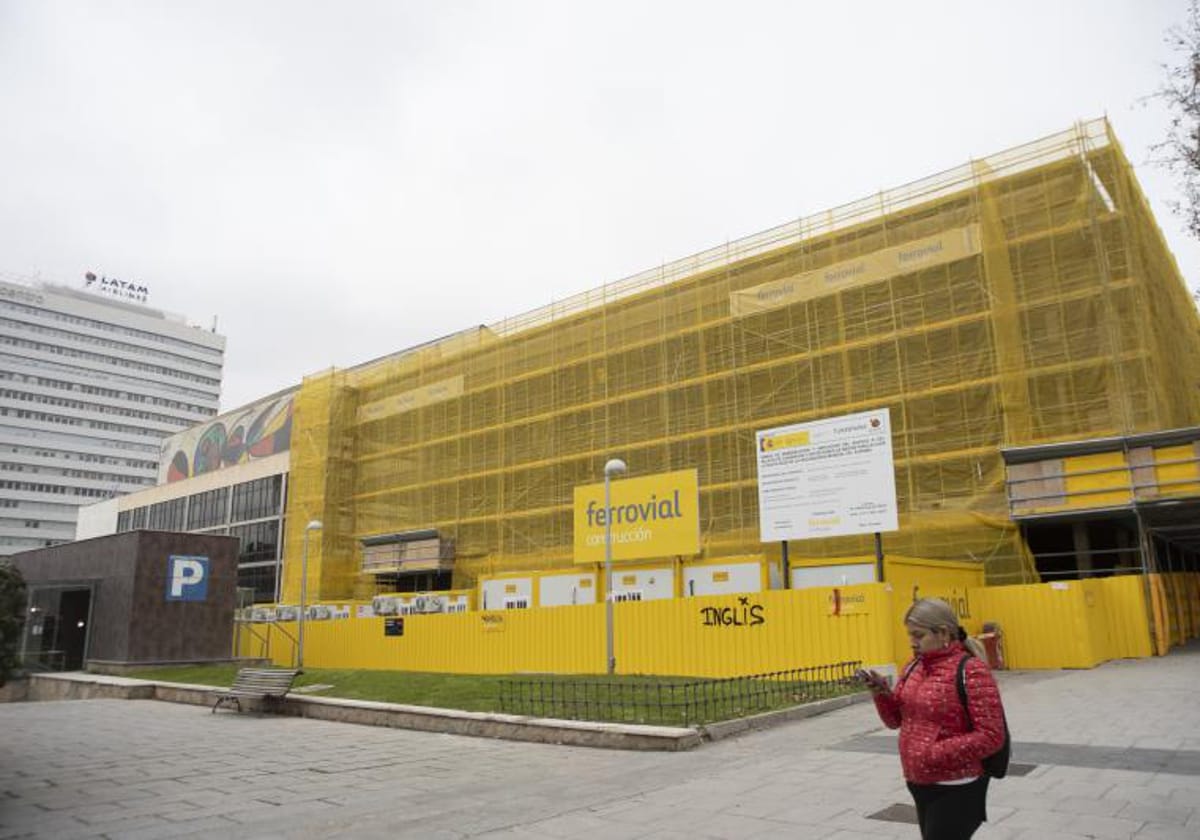 La fachada del Palacio de Congresos, en obras