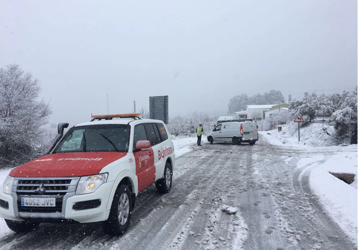 Imagen de archivo de efectivos desplegados por la Diputación de Alicante por la nieve en carreteras.