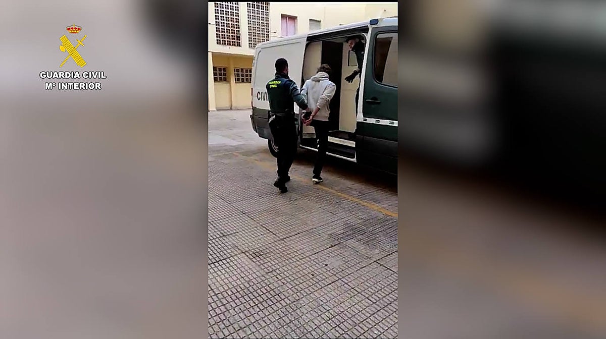 Imagen de la detención del sospechoso por parte de la Guardia Civil