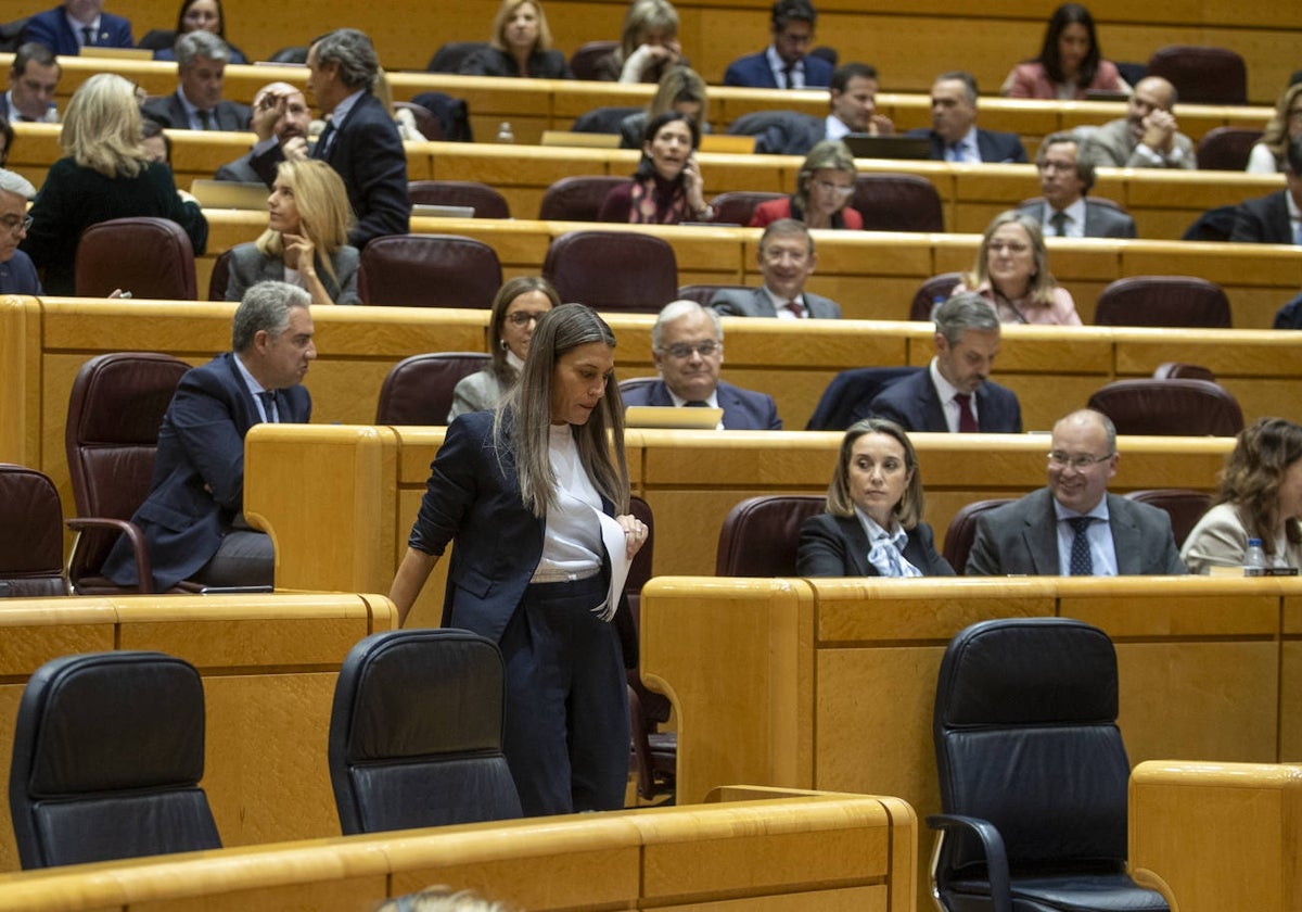 La portavoz de Junts en el Congreso, Míriam Nogueras, desciende por las escaleras del hemiciclo del Senado ante la atenta mirada de la bancada del PP