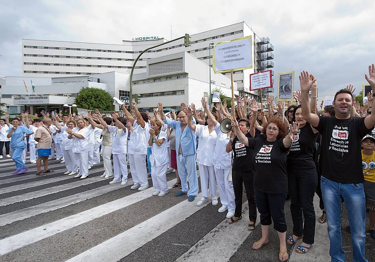 Protestas de sanitarios ante el hospital Virgen Macarena de Sevilla, en 2012