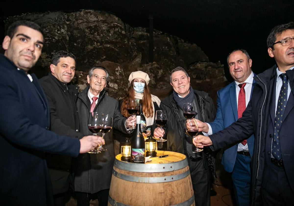 El presidente de Castilla-La Mancha, Emiliano García-Page, y otras autoridades en Bodegas Encomienda de Cervera, donde se ha presentado el primer vino de crianza volcánica y libre de contaminación electromagnética