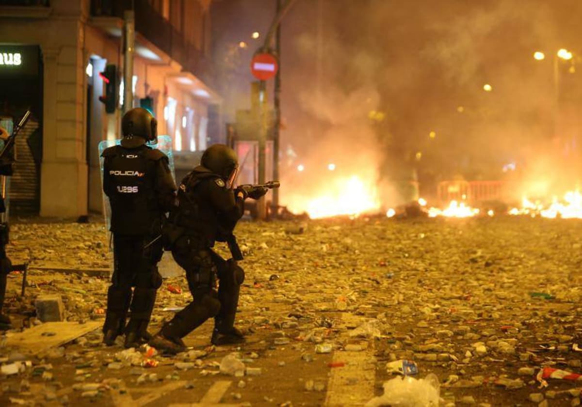 Dos agentes de Policía en la plaza Urquinaona de Barcelona, en octubre de 2019, durante los disturbios tras la sentencia del 'procés'