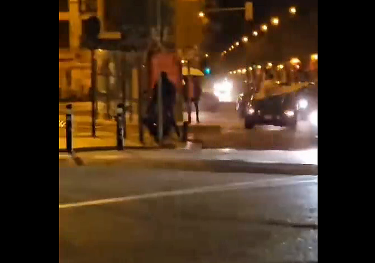 Momento exacto en que dos individuos atropellan a otro en Madrid