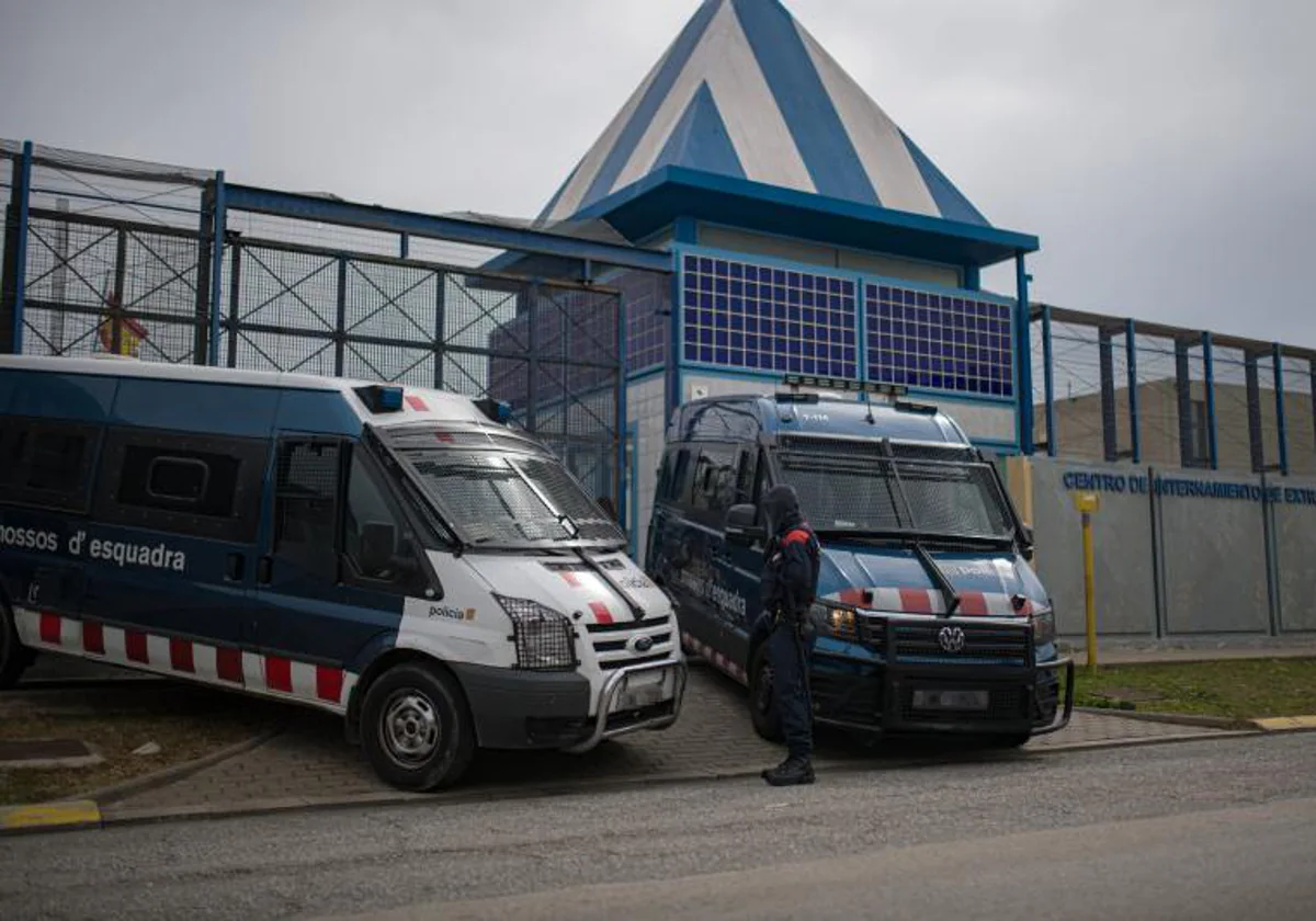 Dos vehículos de los Mossos d'Esquadra frente al CIE de la Zona Franca en Barcelona