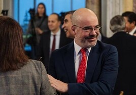 Nuevo choque entre el delegado del Gobierno en Madrid y Ayuso, que rechaza reunirse con él y envía a su consejero