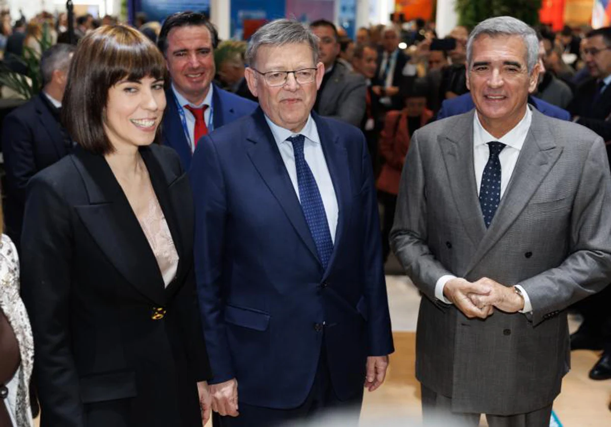 La ministra de Ciencia e Innovación, Diana Morant; el presidente de la Generalitat valenciana, Ximo Puig, y el presidente de Baleària, Adolf Utor, a su llegada al lanzamiento del 25º Aniversario de la compañía.