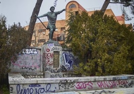 El vandalismo se ceba con los monumentos de Núñez de Balboa e Isabel la Católica