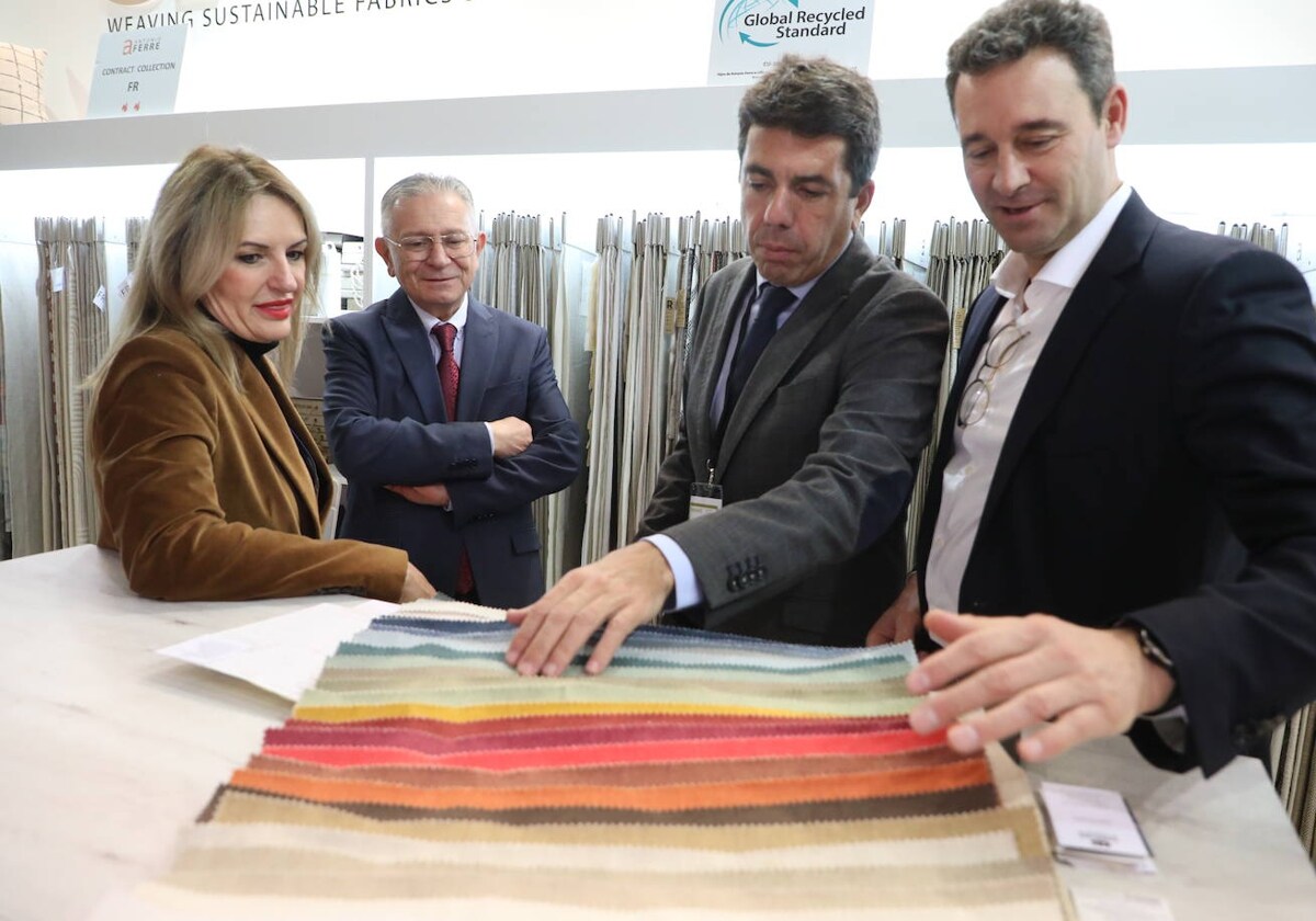 Imagen del presidente de la Generalitat, Carlos Mazón, y la consellera de Innovación, Industria, Comercio y Turismo, Nuria Montes, este jueves en la feria Heimtextil