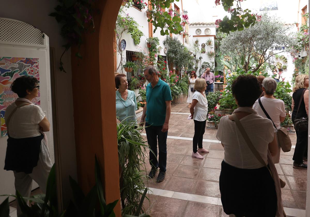 Turistas visitando un patio en la última edición de los Patios
