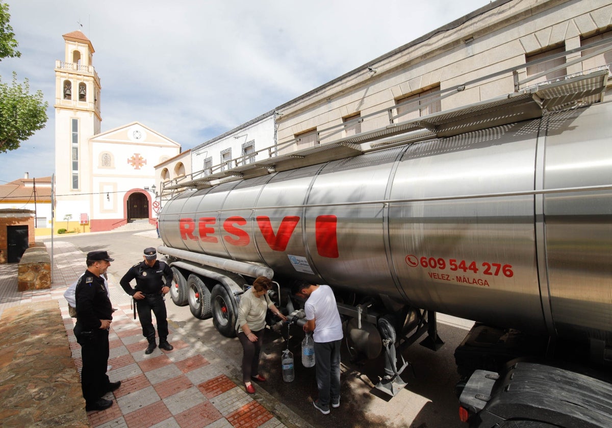 Vecinos recogen el agua potable de los camiones cisterna en Peñarroya-Pueblonuevo