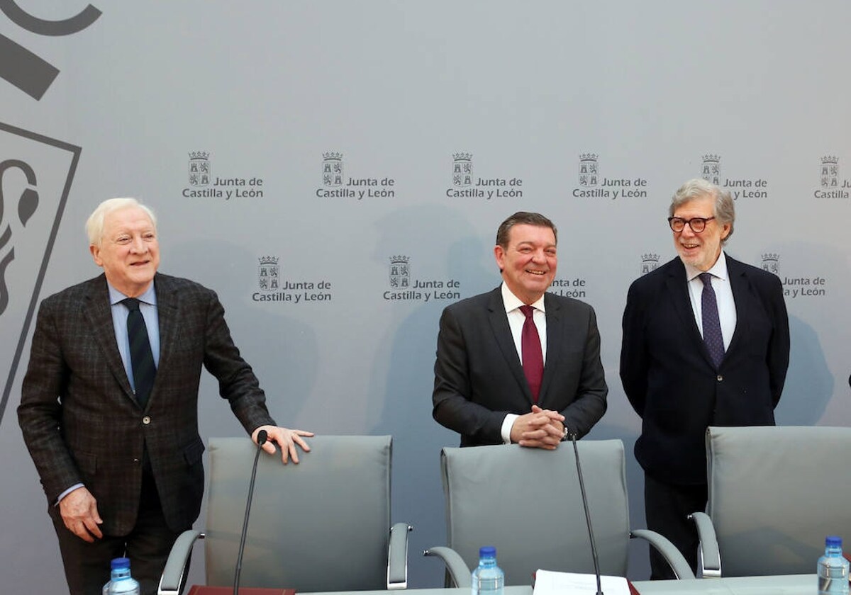 El presidente de CEOE Castilla y León, Santiago Aparicio, y el del Consejo de Cámaras de Comercio de la Comunidad, Antonio Miguel Méndez Pozo, junto al consejero de la Presidencia, Luis Miguel González Gago