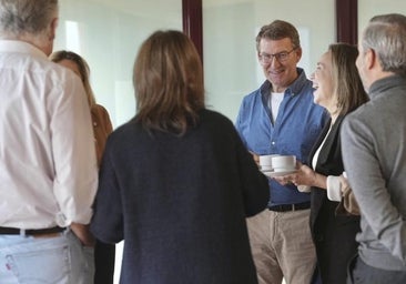 Reuniones hasta medianoche y sin móviles: Feijóo se encierra con su cúpula para armar un semestre que define la legislatura
