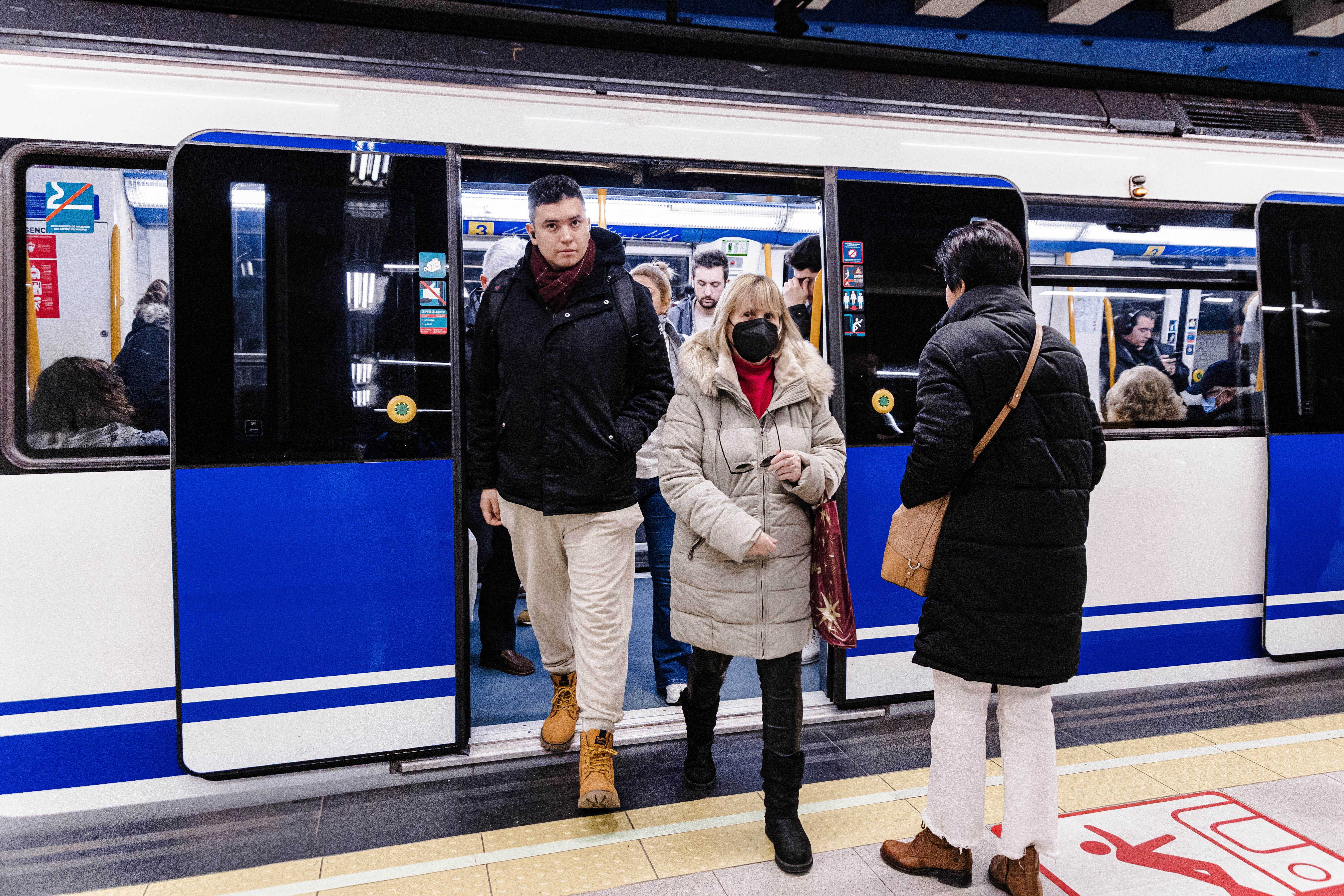 Uusarios bajan del Metro de Madrid