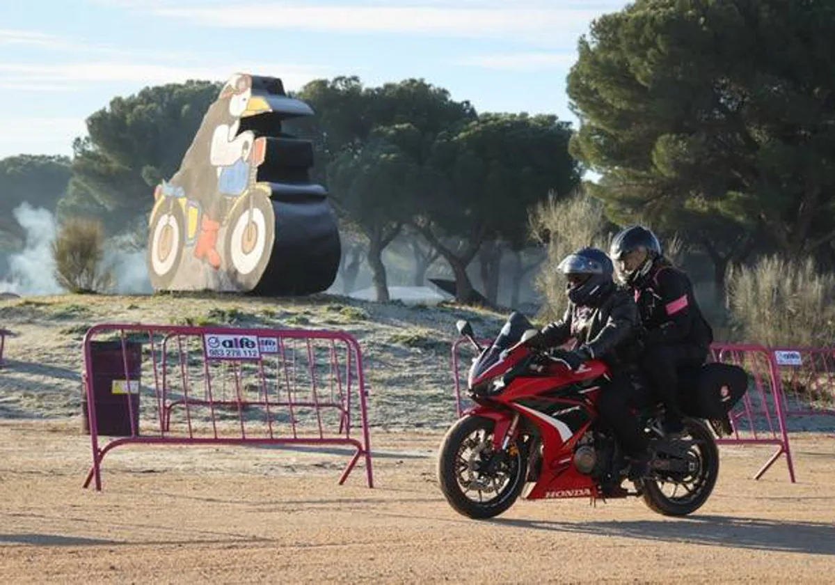 Motorista en la campa de la Antigua Hípica Militar de Valladolid, sede de Pingüinos