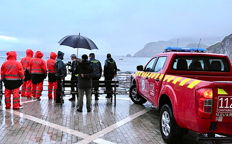 Imagen principal - Sobre estas líneas, el barco en el que salió a faenar el pescador santoñés que colisionó con una roca. Arriba, los buzos de la Guardia Civil y el 112 Cantabria, en los días posteriores a su desaparición
