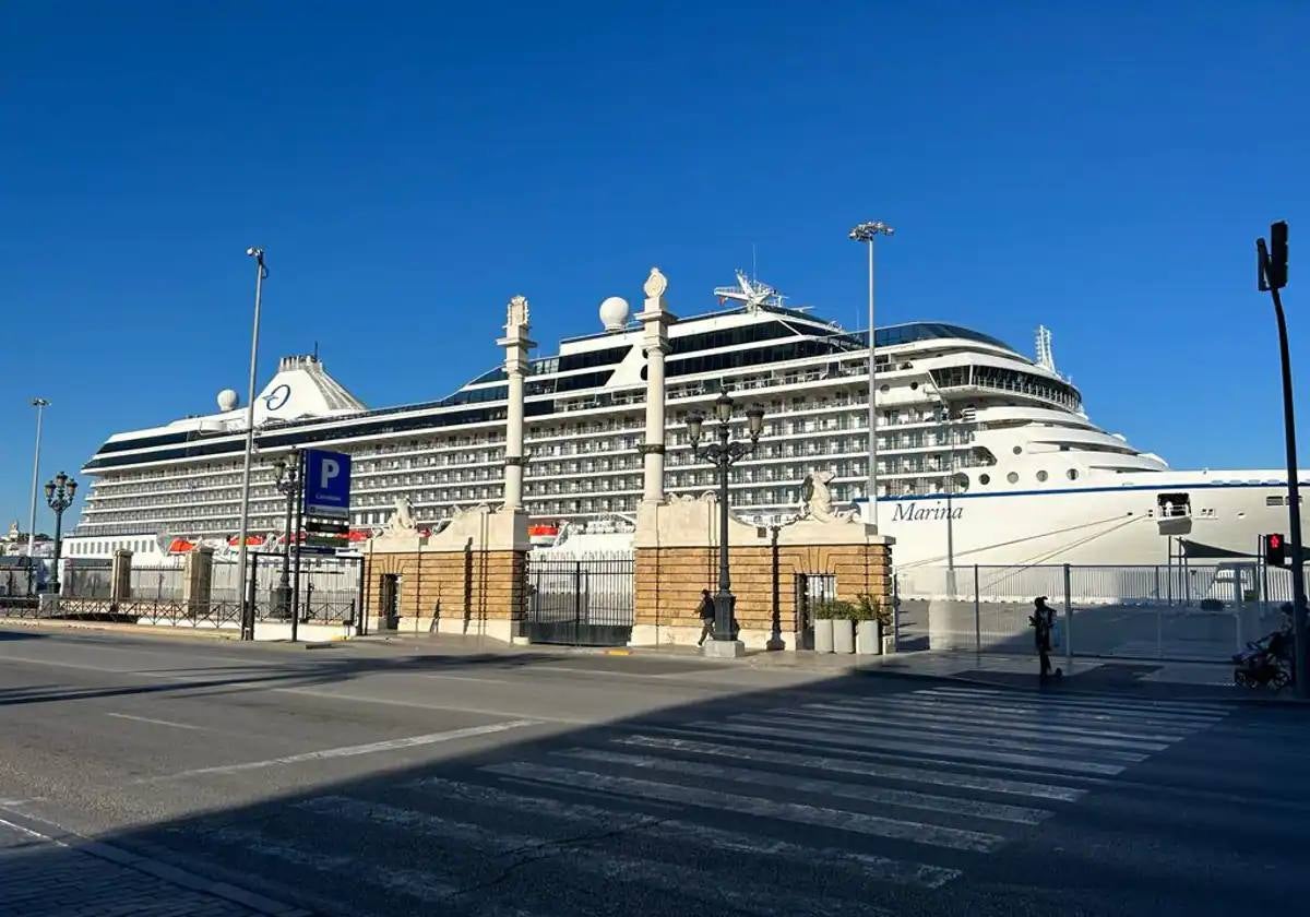 Un crucero atracado en el puerto de Cádiz