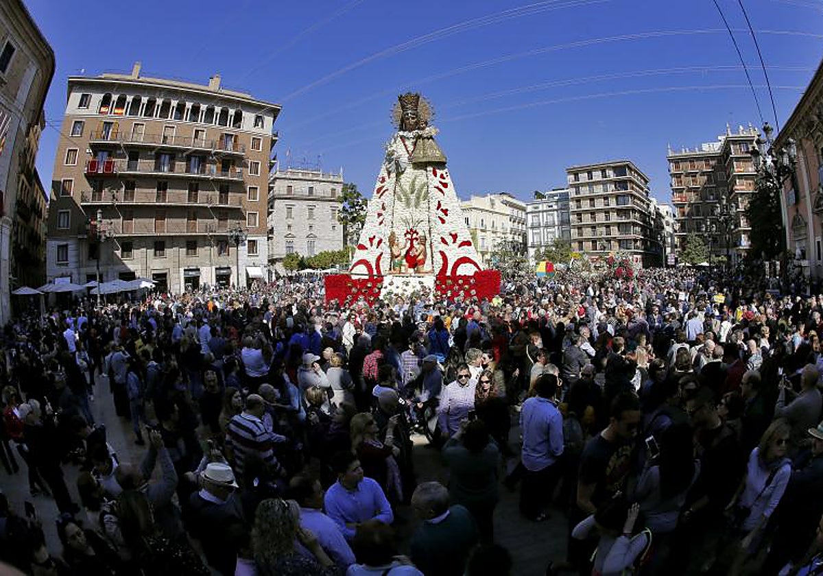 Imagen de archivo de la Virgen de los Desamparados de Valencia con su manto floral por Fallas