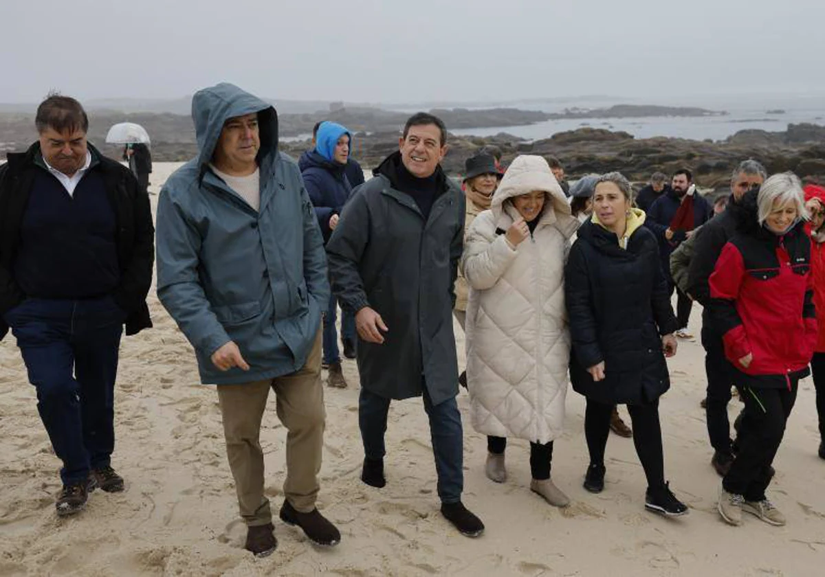 José Ramón Gómez Besteiro, (c) junto al alcalde de Carnota, Juan Manuel Saborido, (2, izq) y representantes del sector de la pesca y alcaldes de la zona, este domingo