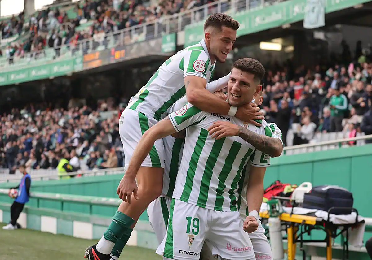 Alberto Toril celebra con sus compañeros su gol en El Arcángel