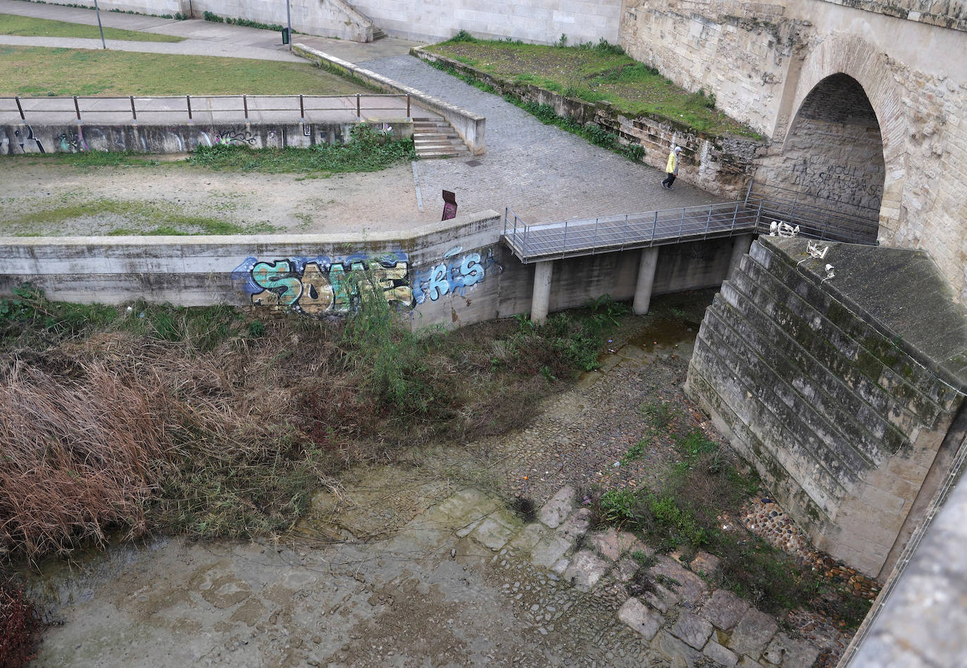 Fotos: la sequía deja bajo mínimos el cauce del río Guadalquivir en Córdoba