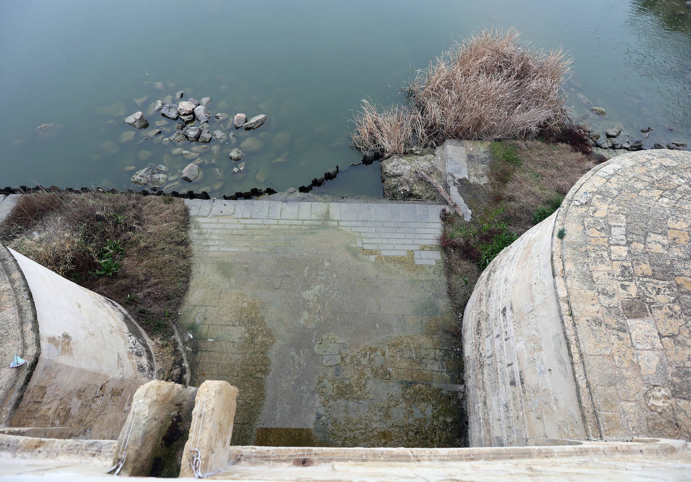 Fotos: la sequía deja bajo mínimos el cauce del río Guadalquivir en Córdoba
