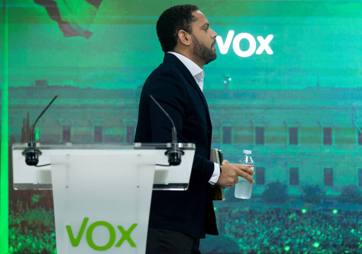 El secretario general de Vox, Ignacio Garriga, al término de la rueda de prensa ofrecida este lunes