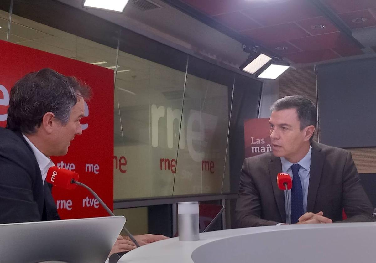 Pedro Sánchez junto a Íñigo Alfonso durante la entrevista